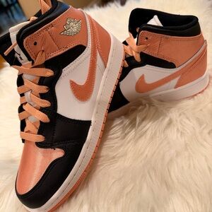 Jordan 1 Mid Light Madder Root (GS)
Size 4.5Y